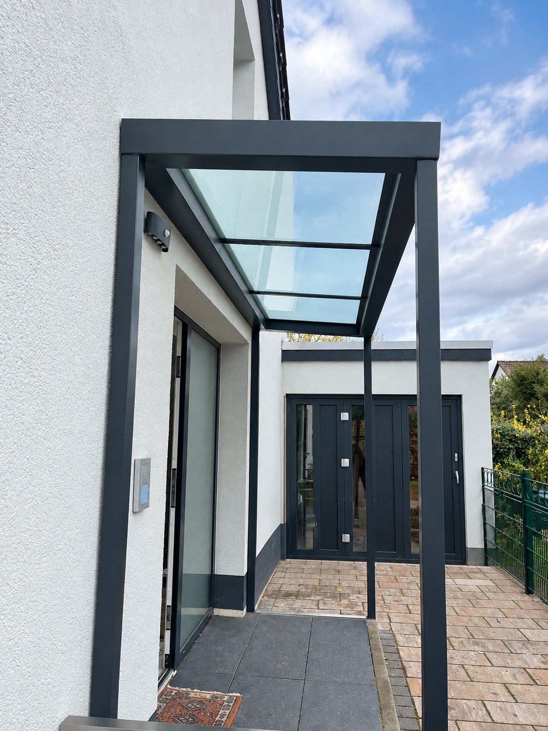 Vordach mit Glasfüllung – Projektfoto